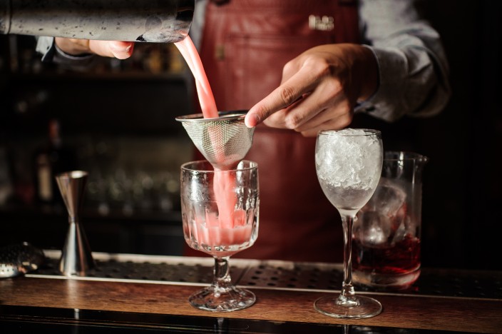 Auch die Show beim Zubereiten der Cocktails kann als Verkaufsargument wirken.